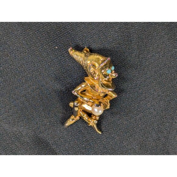 Marcel Boucher Gnome or Leprechaun Brooch, Gold tone Gold Elf Pin holding pearl - Picture 12 of 12